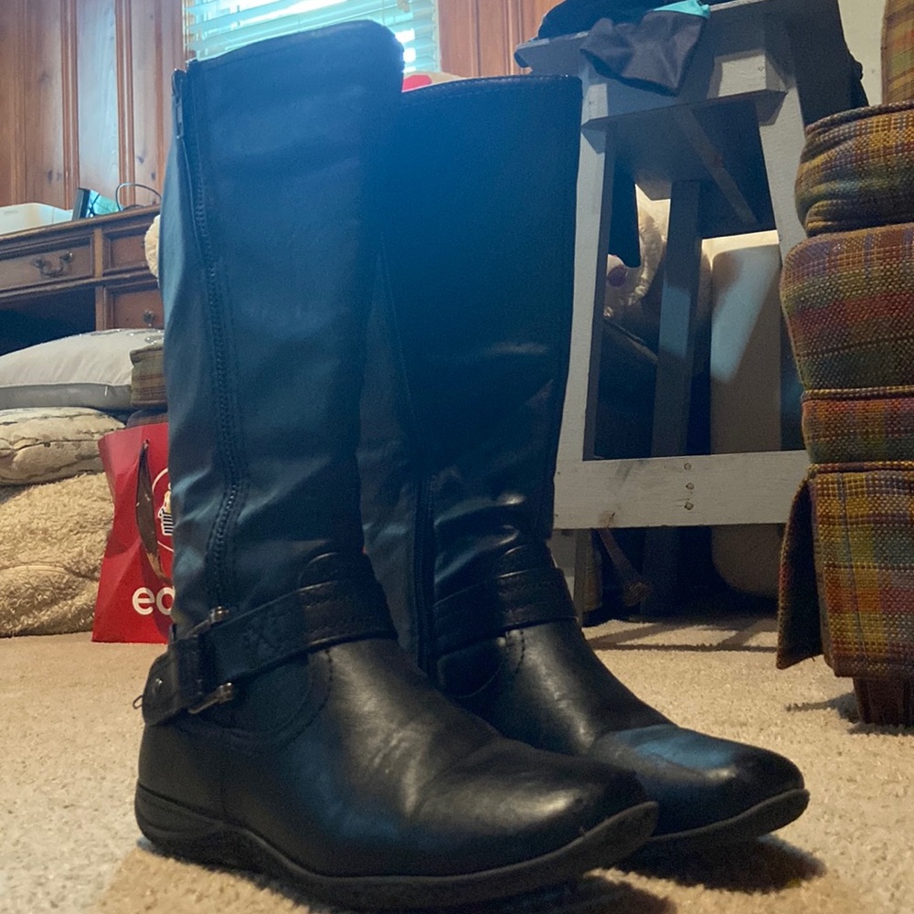 Only wore once black boots with no heel